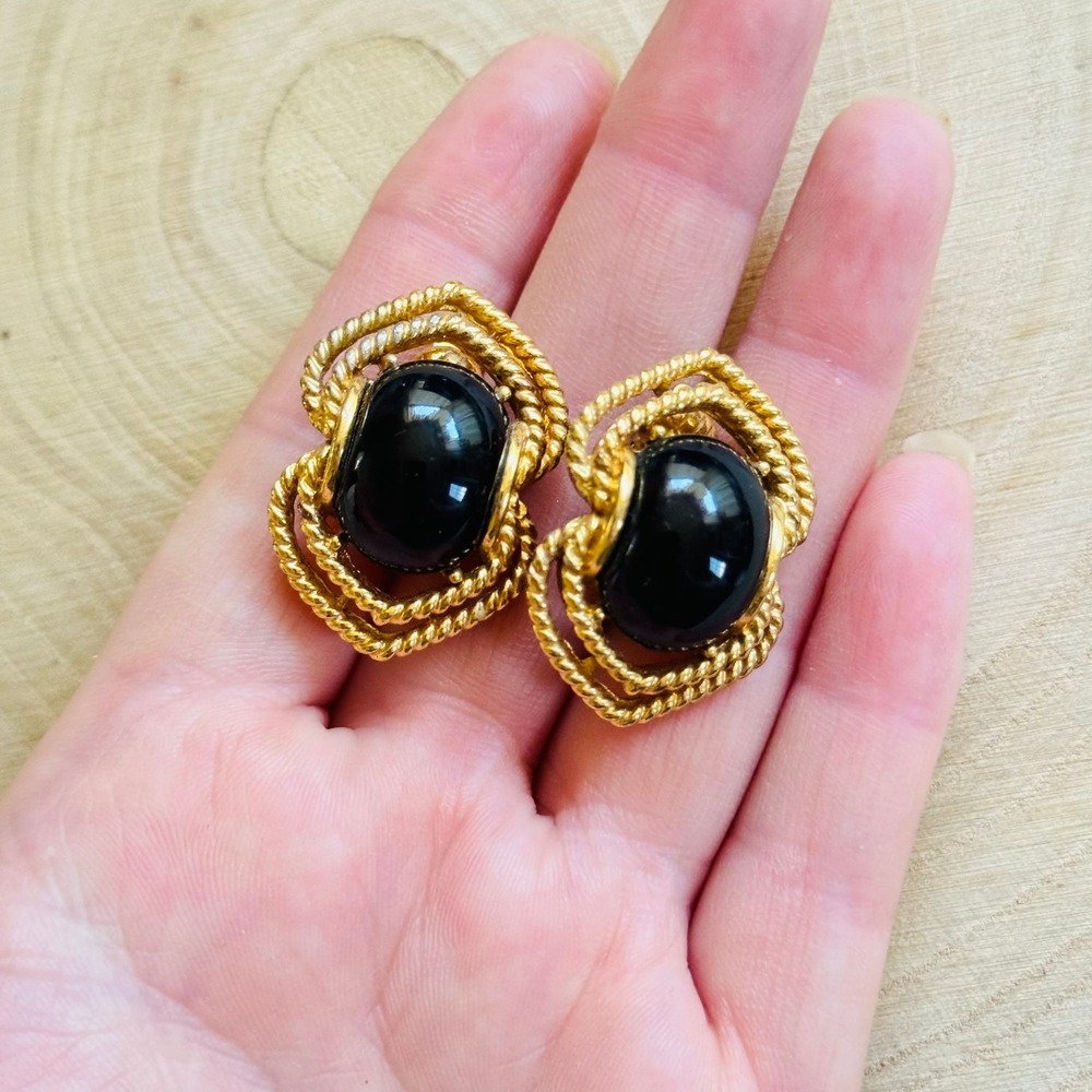 VTG Trifari Clip Byzantine Earrings Chunky Cabochon Signed‎ 1990s gold Black